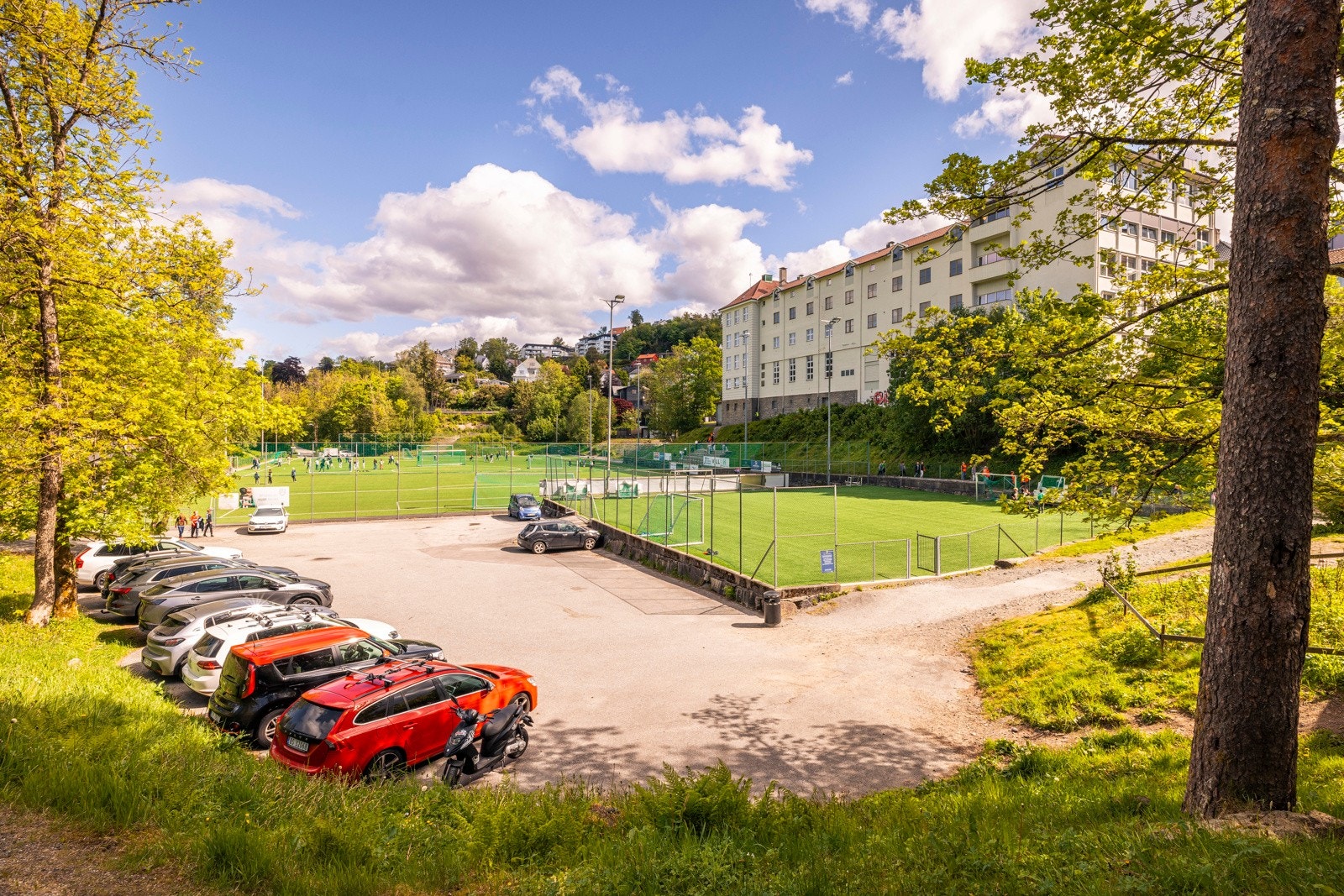 - Like nedenfor Paradis skole og gamle Fana gymnas finner du Minde ILs flotte idrettsanlegg, som tilbyr rekreasjon og aktivitet for både barn, unge og voksne - Galleribilde