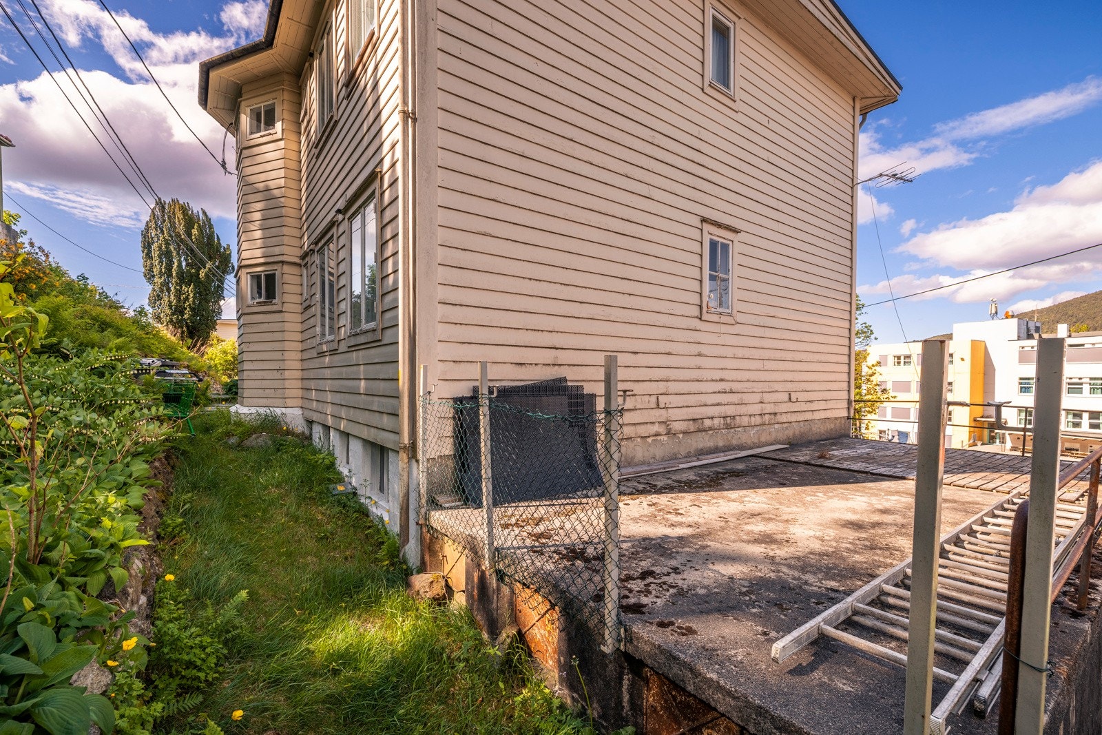 - Uteplassen er opparbeidet, men trenger noe vedlikehold for å komme i topp stand - Galleribilde