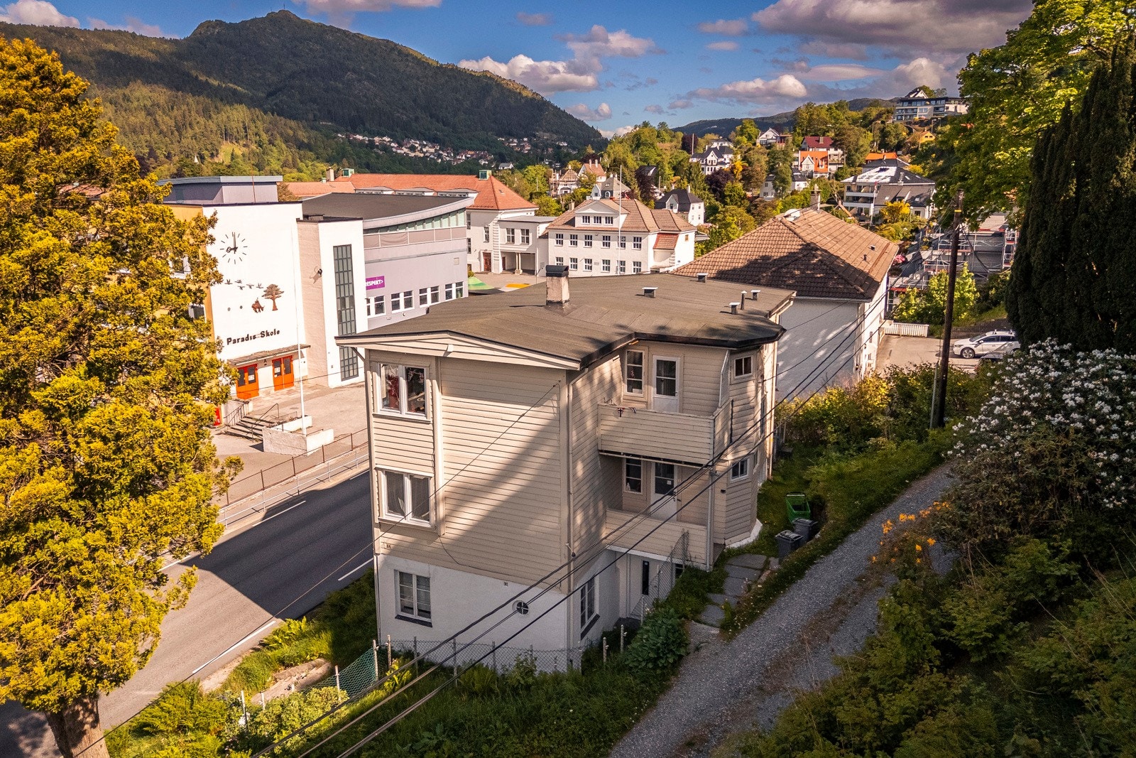 - Huset består av tre godkjente leiligheter: en 2-roms i underetasjen, samt to 3-roms leiligheter fordelt på første og andre etasje. Ideell for utleie eller oppussing! - Galleribilde