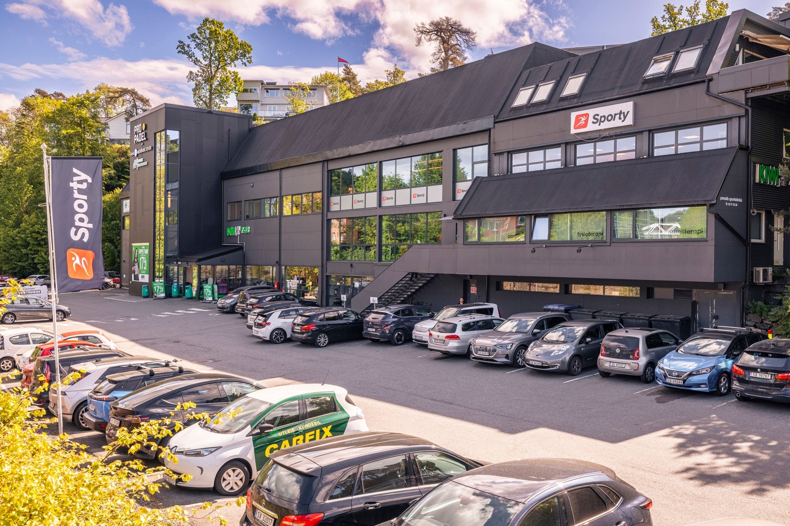 - Treningssenteret Sporty, Kiwi butikk og padelsenter ligger alle i kort gangavstand fra boligen - Galleribilde