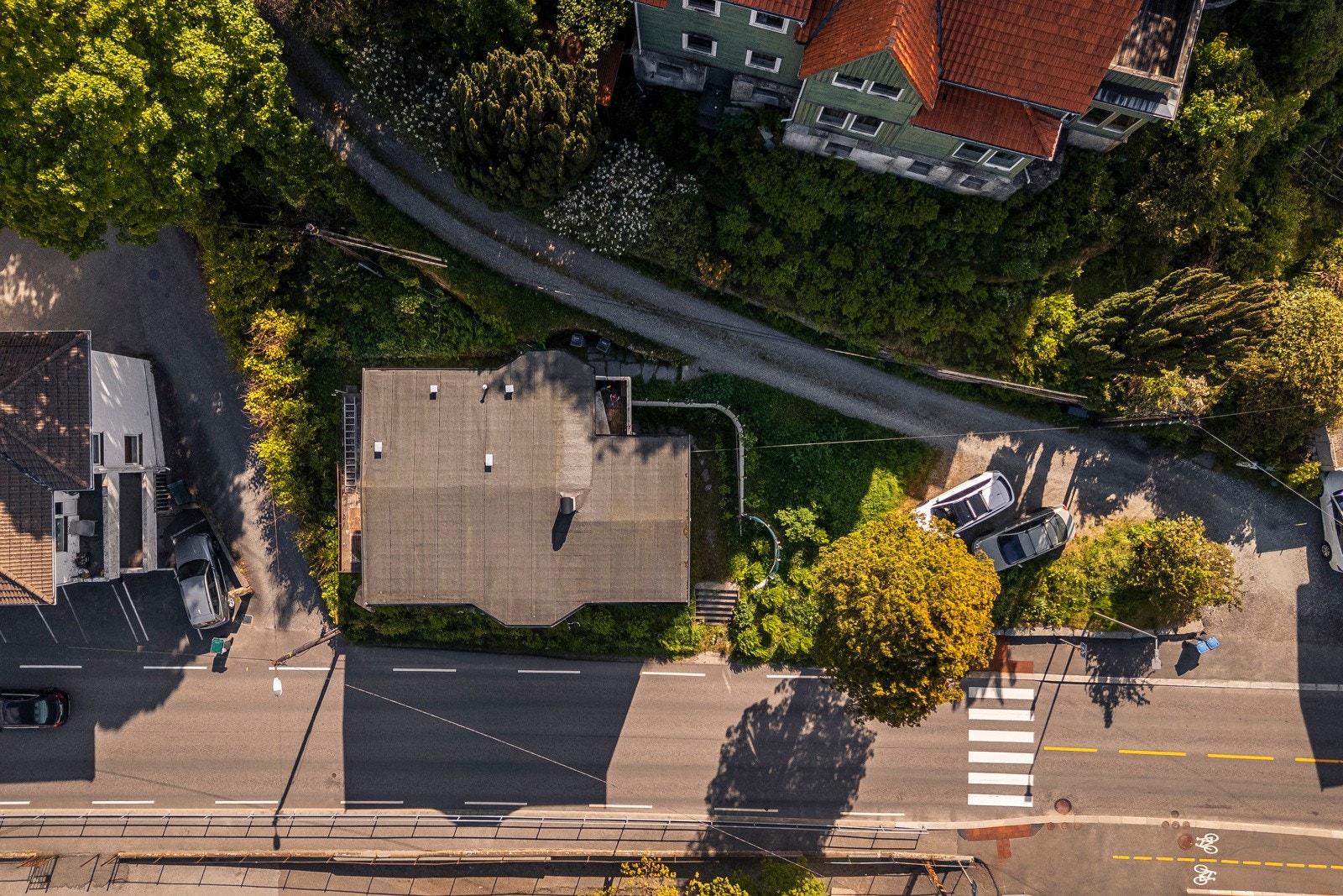 - Fugleperspektiv som viser tomt og hus i sin helhet - Galleribilde