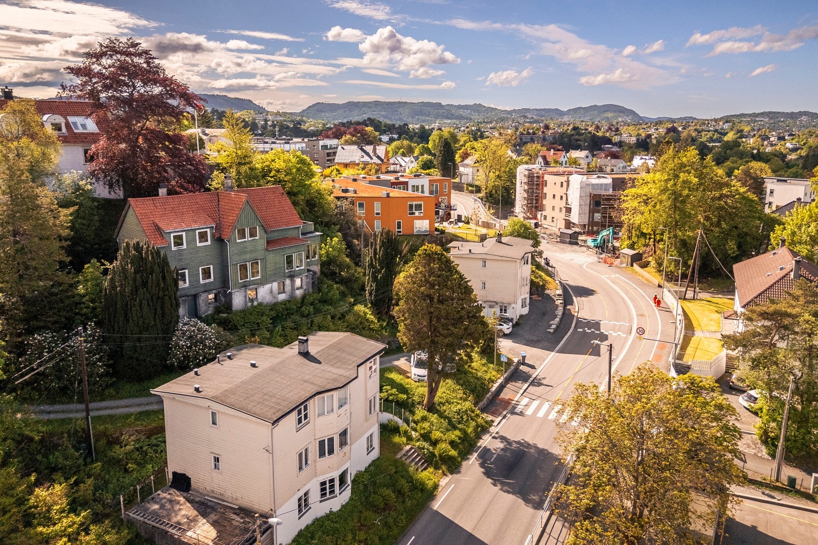 - Sentralt på Paradis - her har du skole, kollektivtransport og nærbutikk rett i nærheten. Skolen ligger faktisk bare et steinkast unna! - Galleribilde