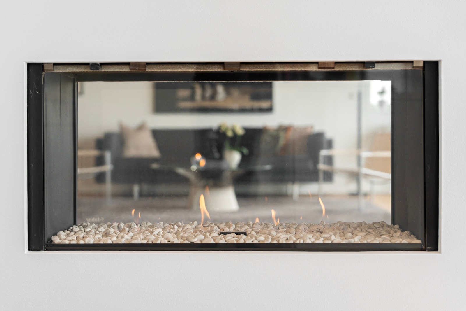 Gasspeis med gjennomført design som kan enkelt betjenes via fjernkontroll. Galleribilde