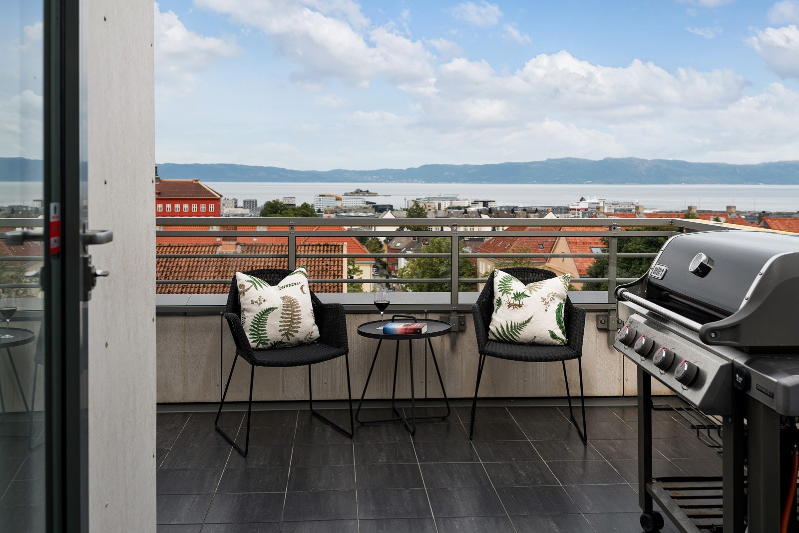 Grillplass med enestående utsikt utover fjorden mot Munkholmen og Fosenalpene. Galleribilde