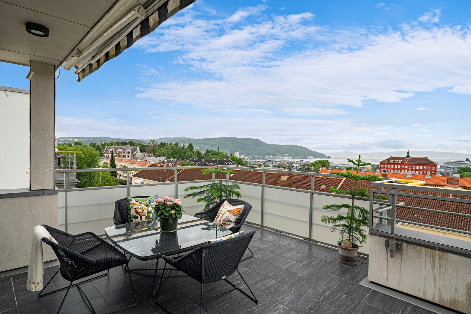 Leiligheten er utstyrt med utvendige persienner, moderne screens og markise. Galleribilde