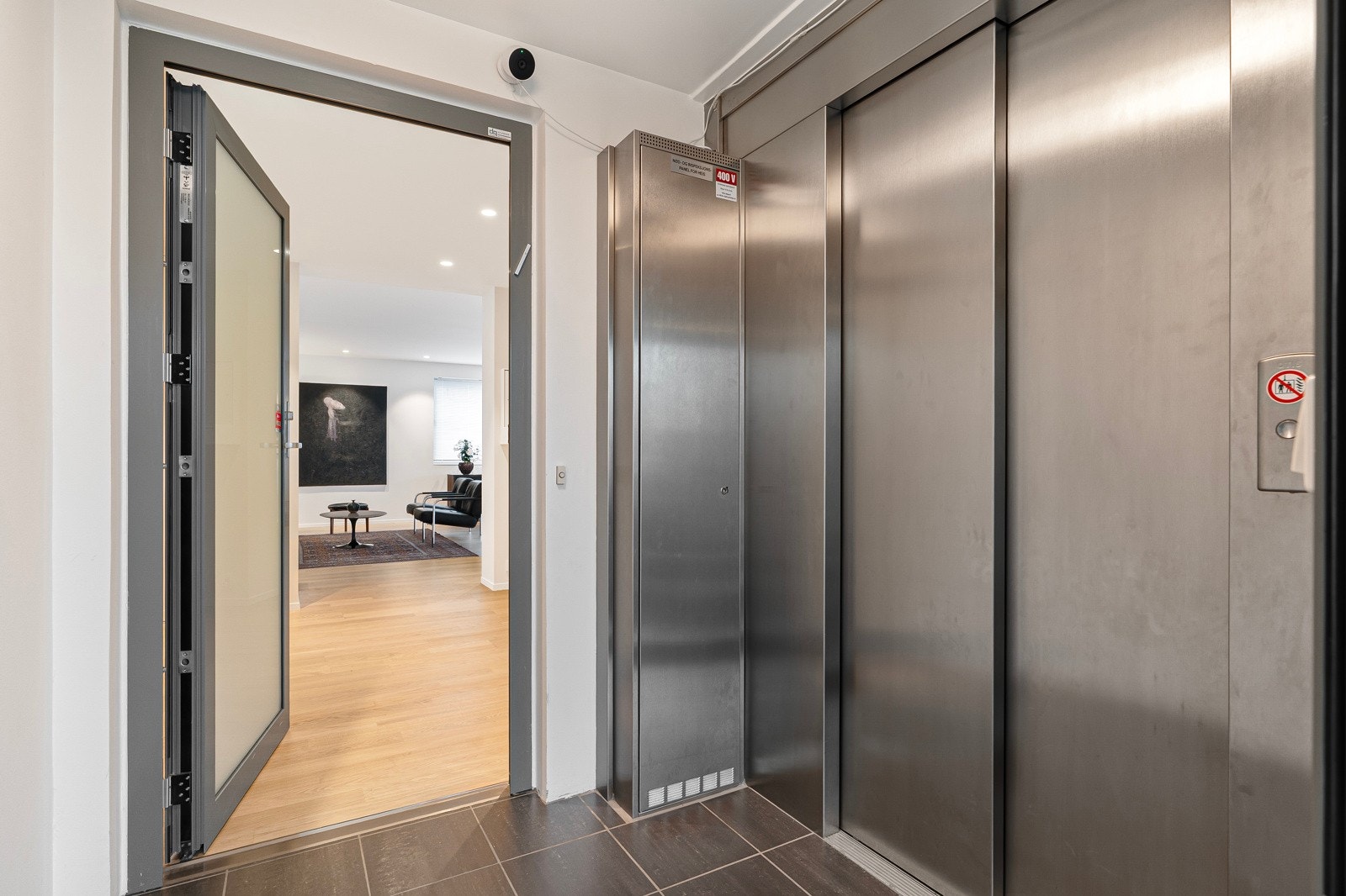 Eksklusiv heisadkomst direkte fra parkeringskjelleren og rett inn i leiligheten. Galleribilde