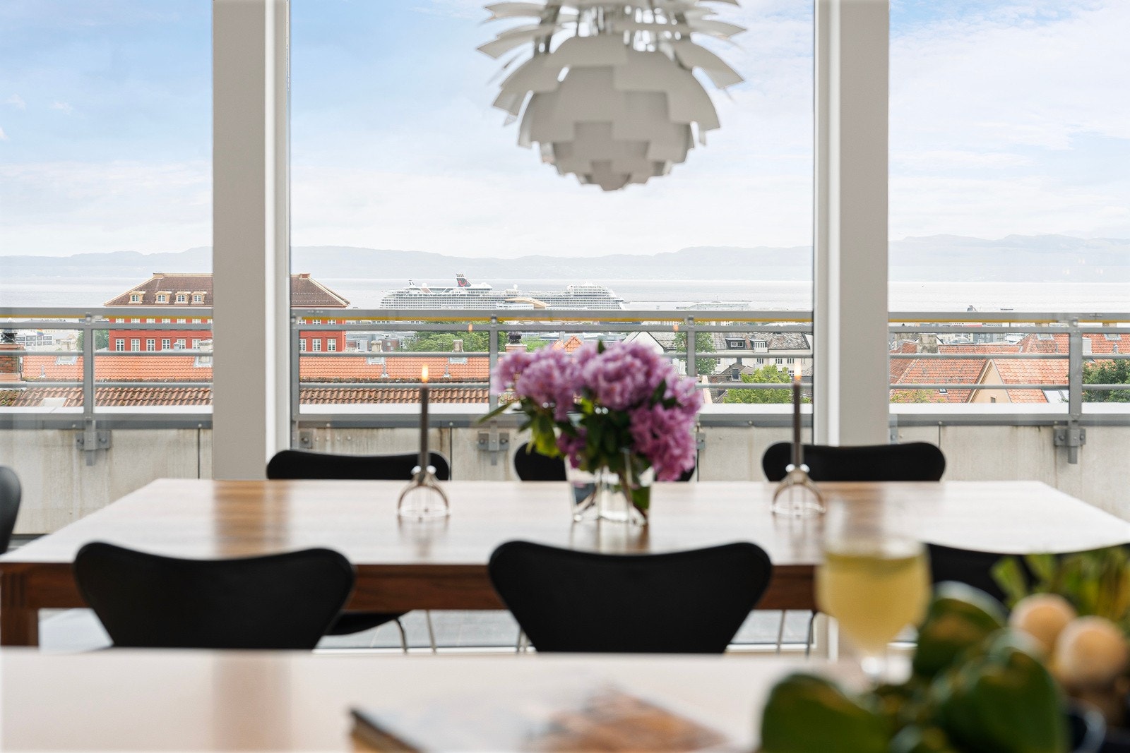 Vakkert spiseområde med enestående utsikt over byen. Galleribilde