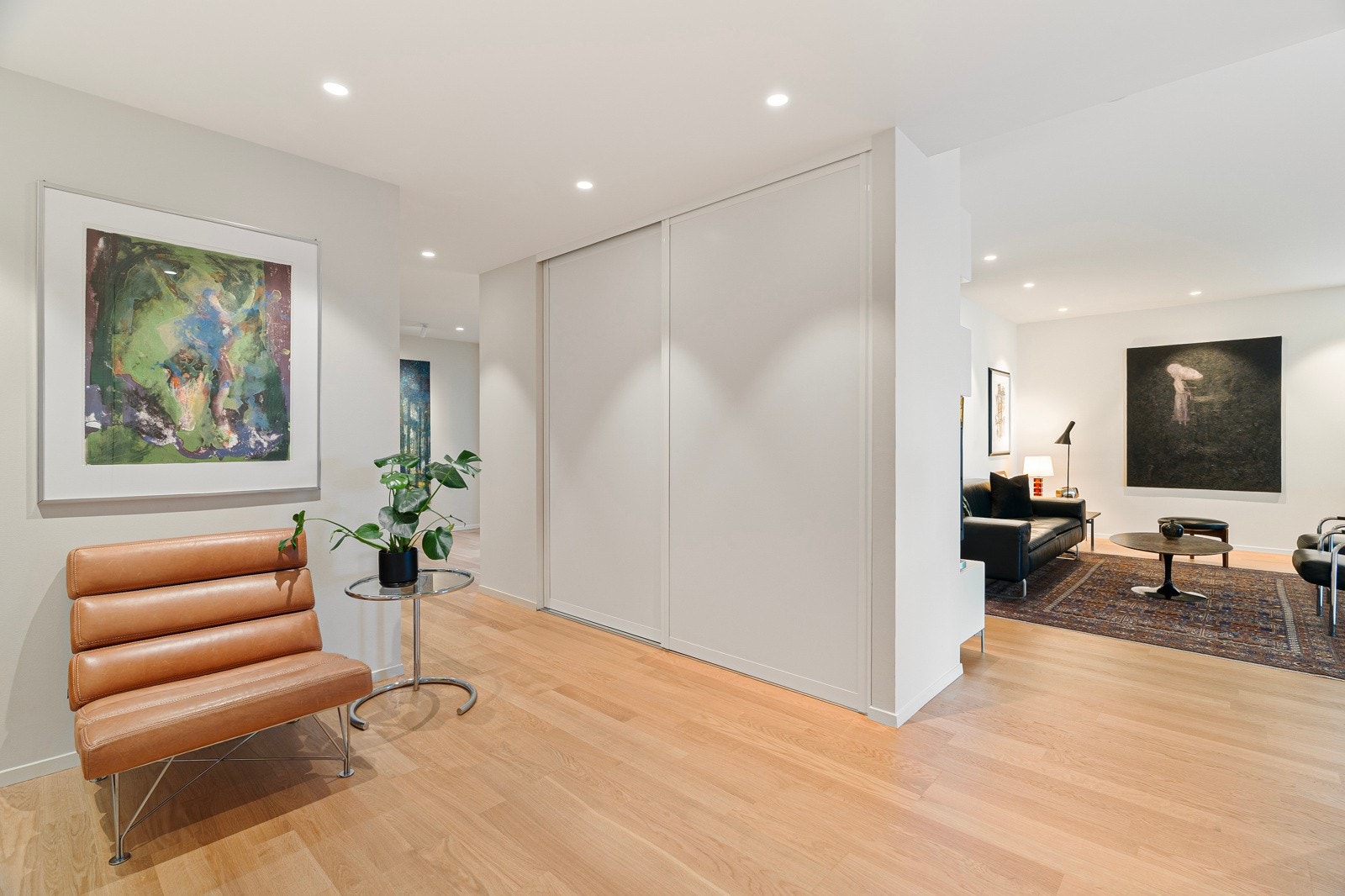 Entréen har innebygd skyvedørsgarderobe og ønsker deg velkommen med både stil og funksjonalitet. Galleribilde