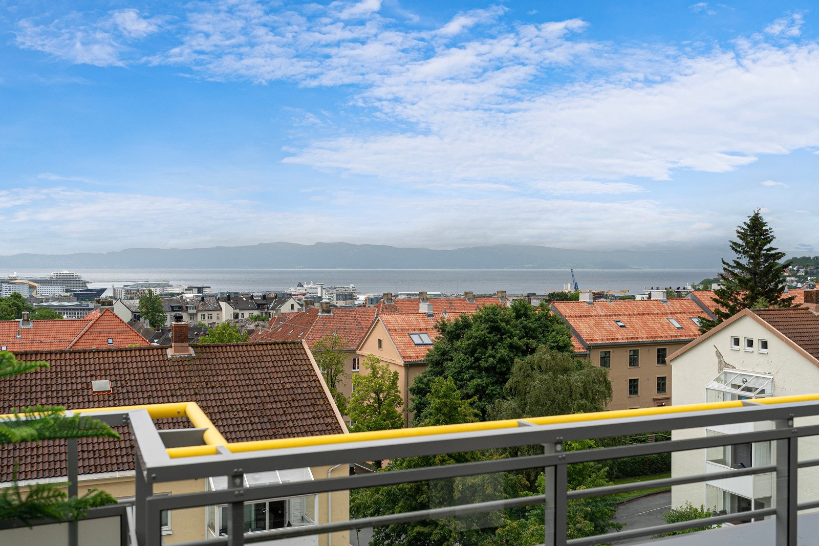 Nyt en av byens mest imponerende private takterrasser på hele 47 kvm med fantastisk og fri utsikt. Galleribilde