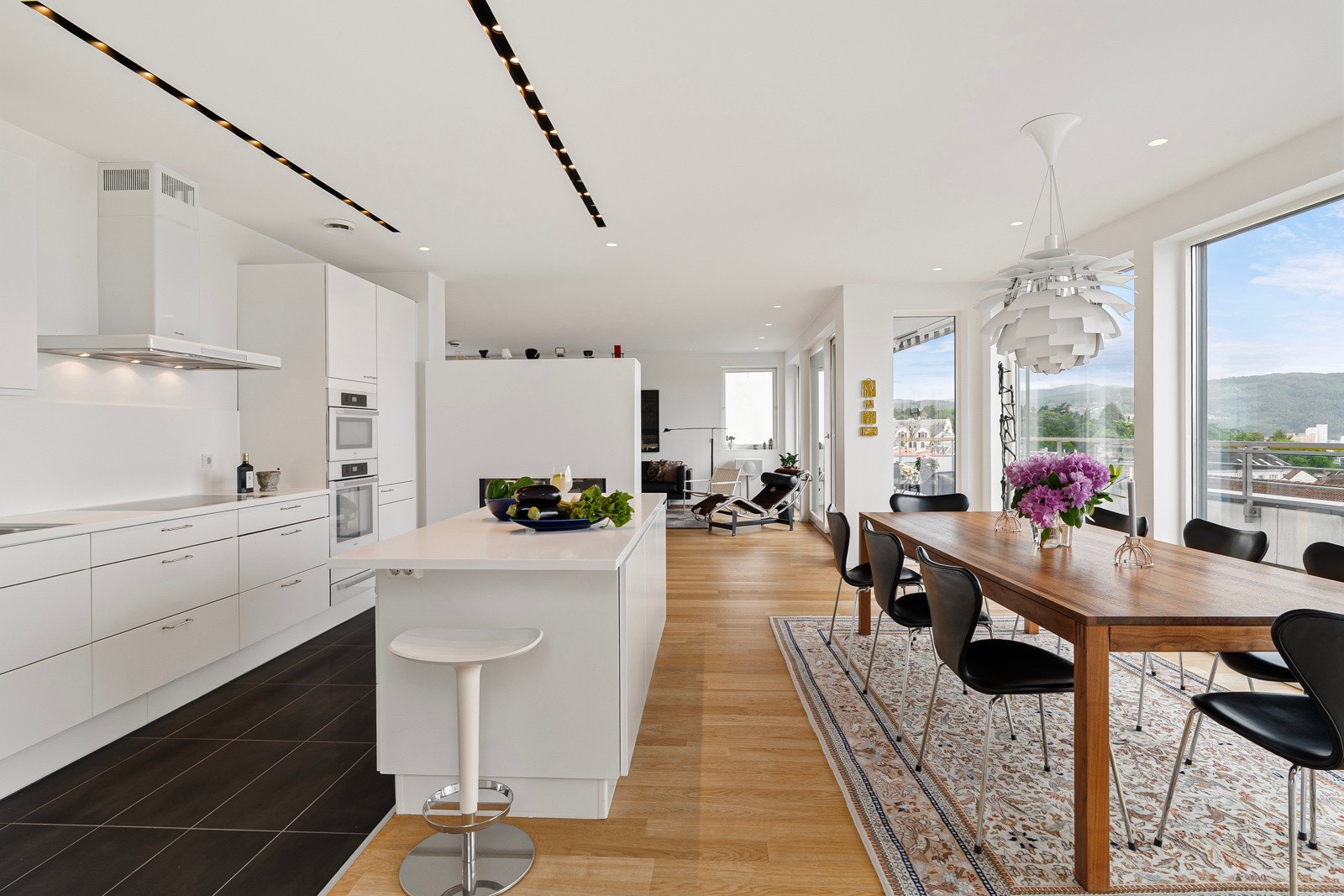 Praktisk kjøkkenøy som tilfører rommet ekstra funksjonalitet og stil. Galleribilde