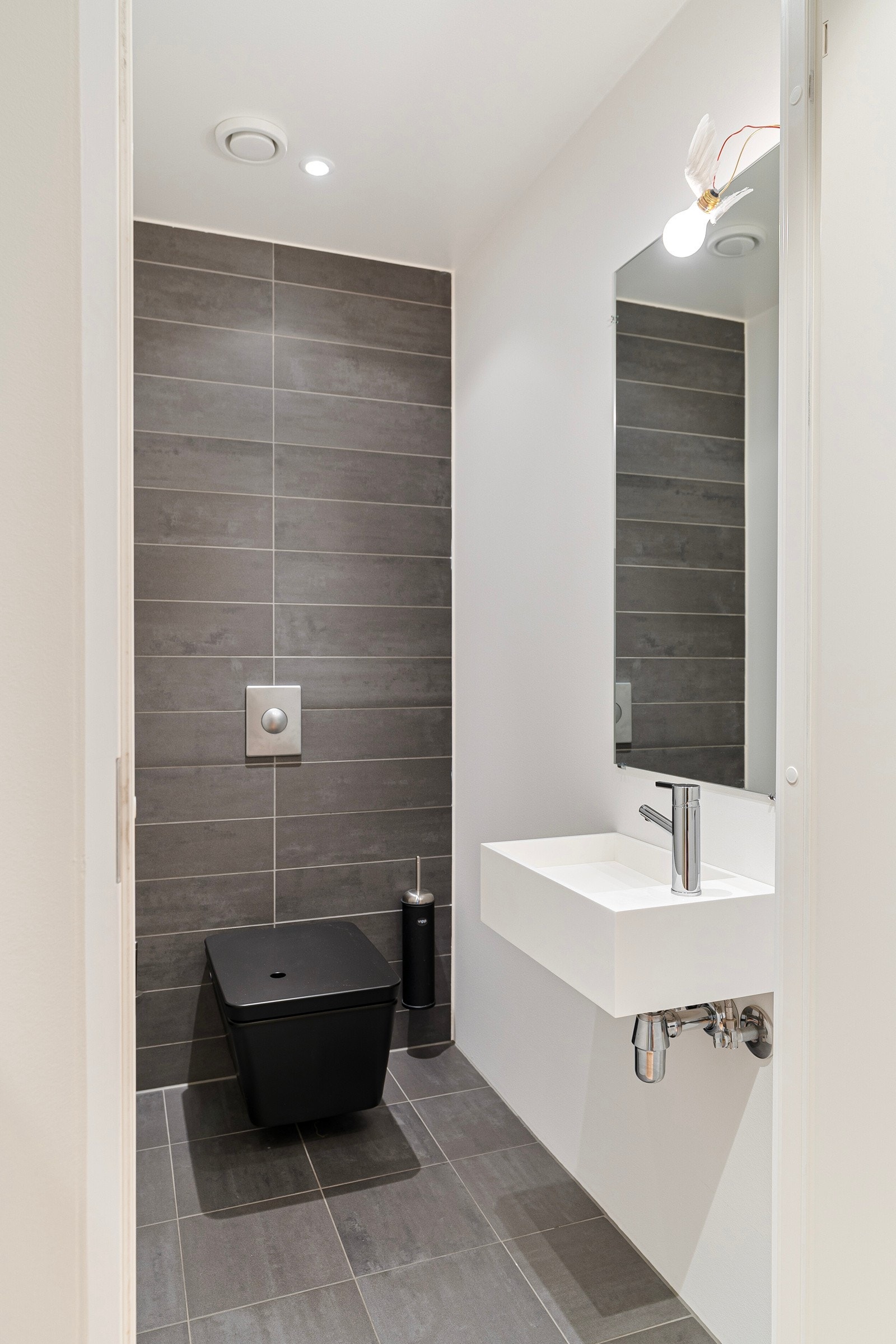 Gjestetoalett praktisk plassert ved inngangspartiet. Galleribilde