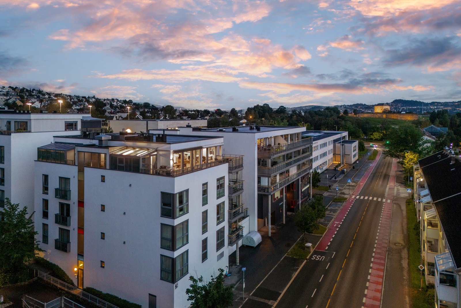 Rett utenfor døren har man miljøgate med busstopp og sykkelveg, samt Rema1000 som gjør dagligvarehandelen enklere. Galleribilde
