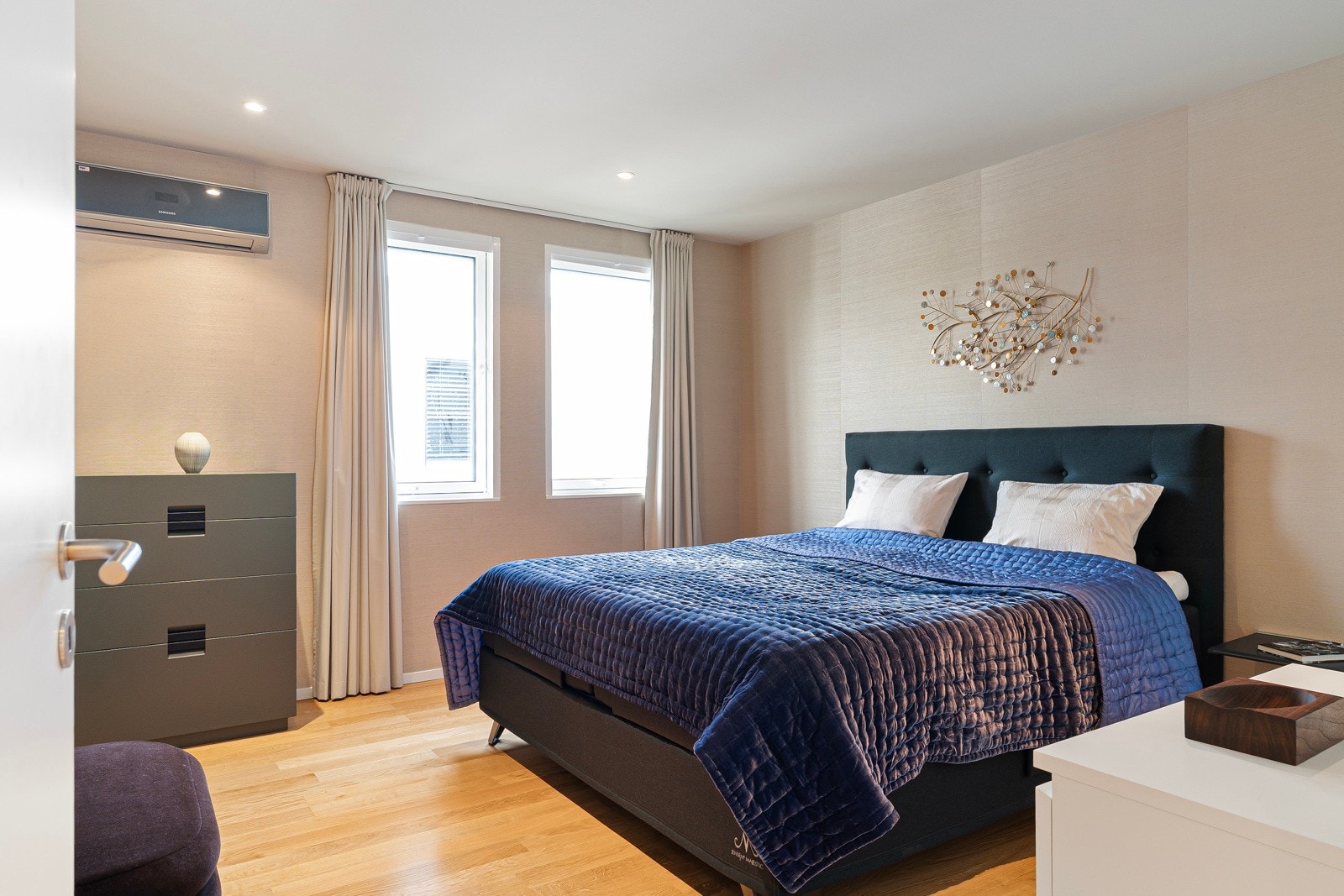 Soverom på 16,5 kvm med rikelig plass til alle nødvendigheter. Galleribilde