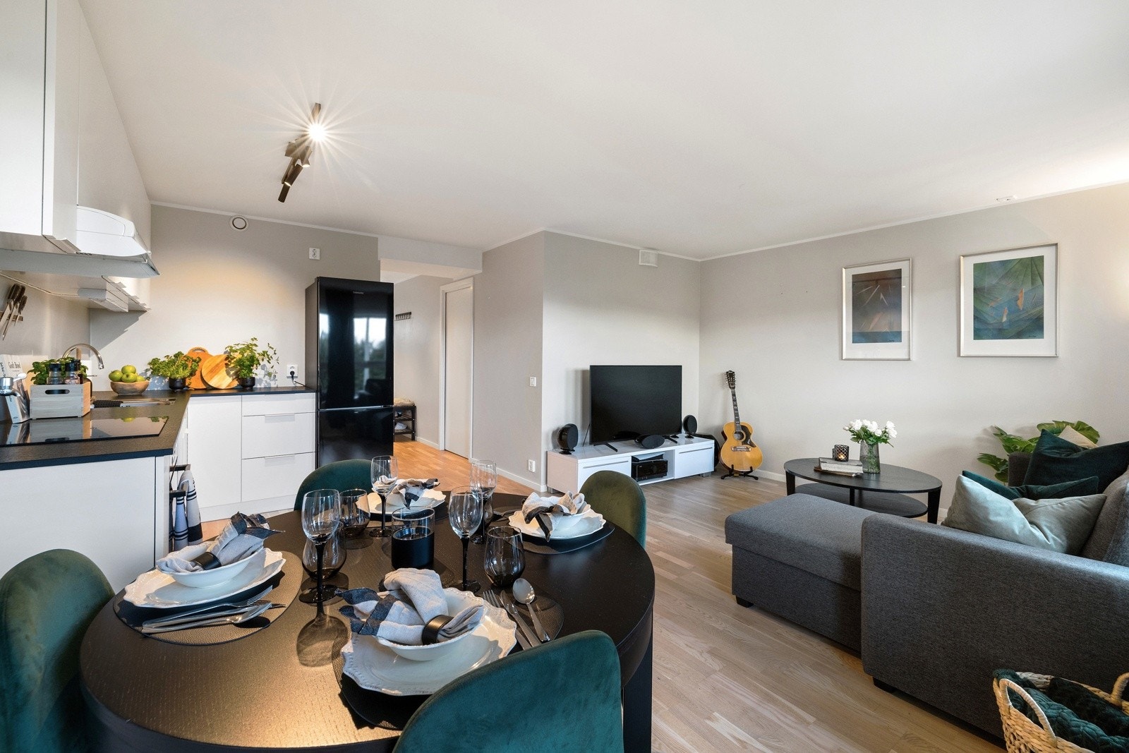 Det er god plass til spisegruppe ved kjøkkenet. Galleribilde