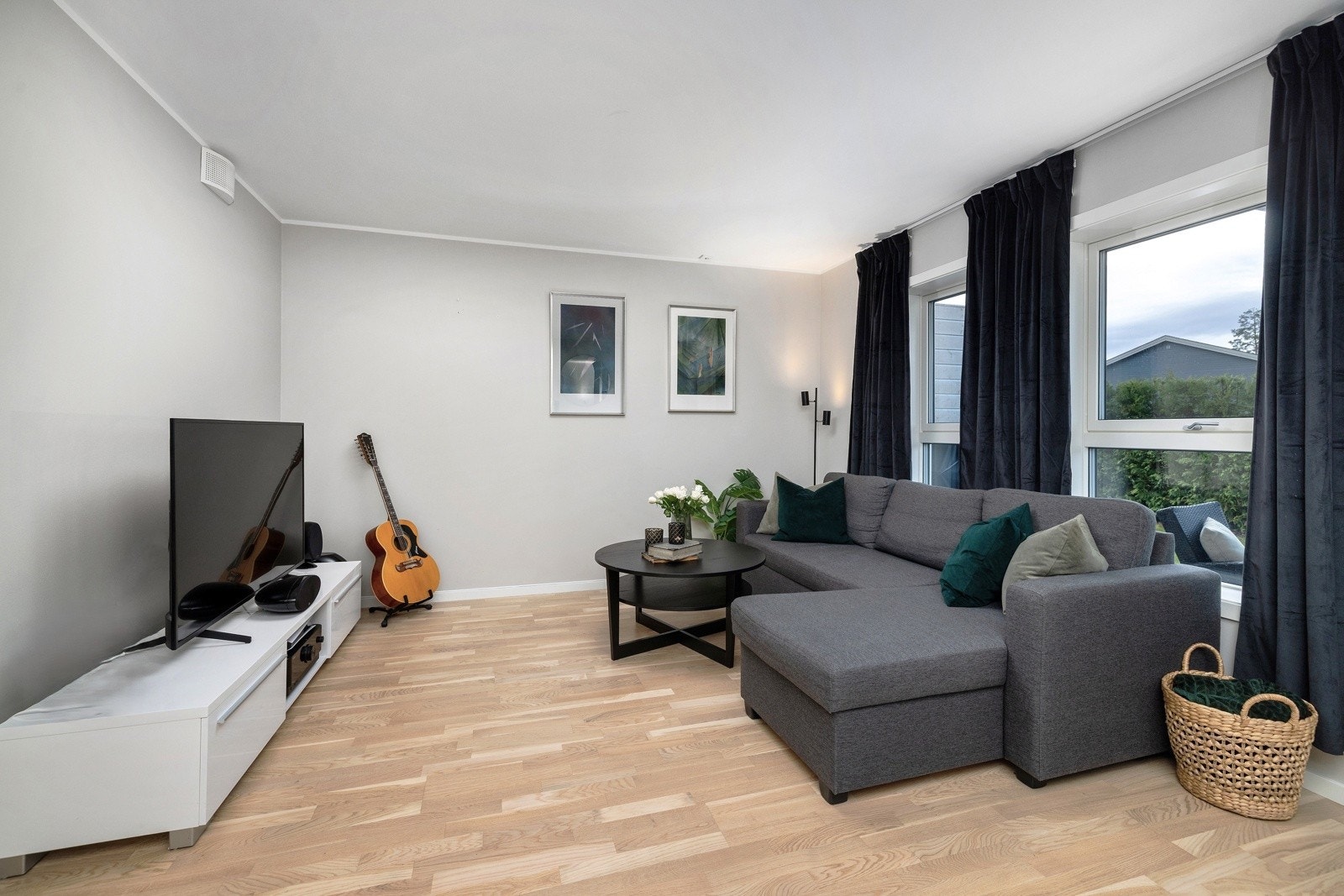 Lyse vegger og store vindusflater sørger for en luftig atmosfære med rikelig naturlig lys. Galleribilde