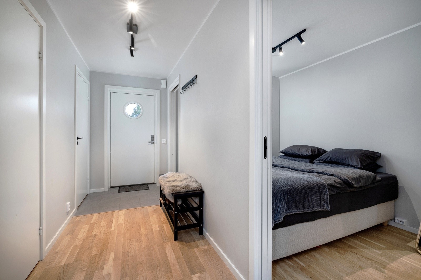 Ønsker du en moderne og lettstelt leilighet med attraktiv beliggenhet på Almemoen? 2-roms leiligheten tilbyr nettopp dette - Velkommen inn! Galleribilde