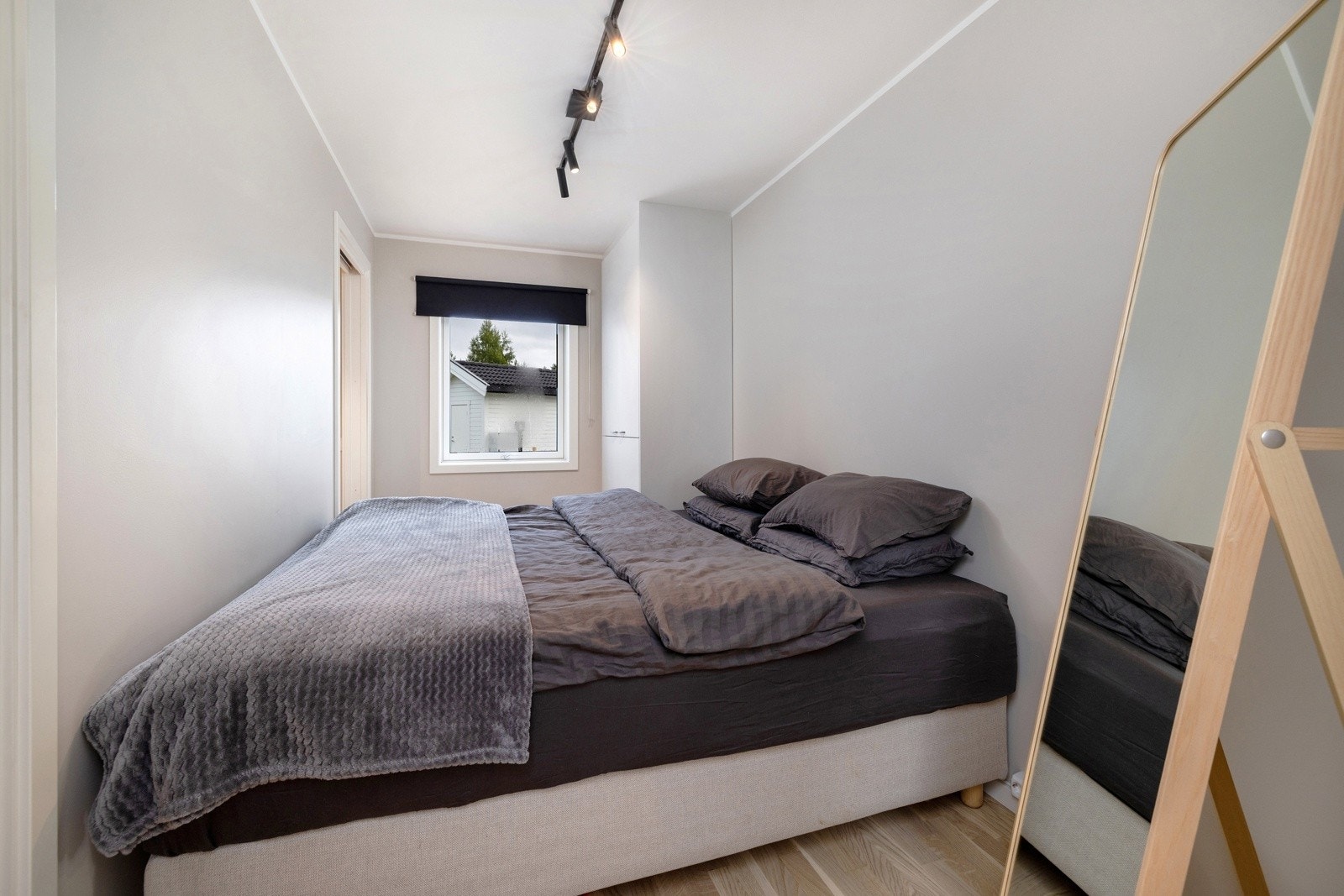 Soverommet har en praktisk planløsning med adkomst fra to sider via skyvedører. Galleribilde