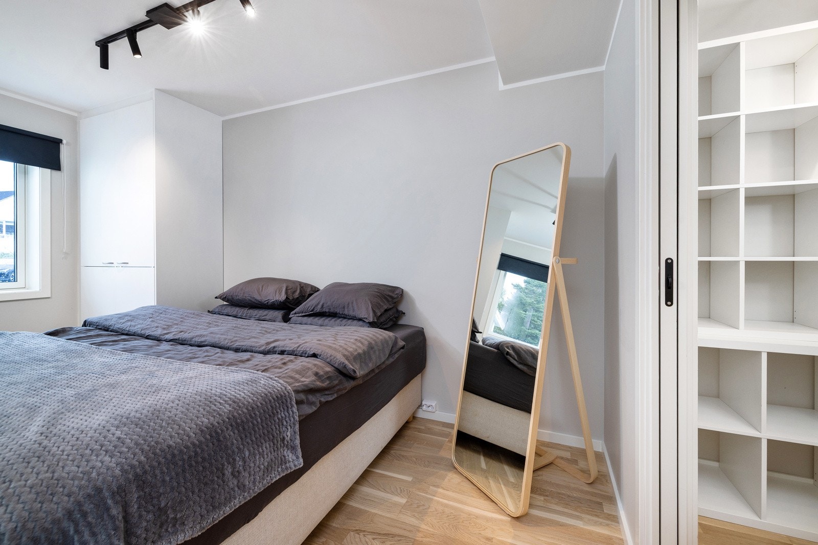 Dette gir en arealeffektiv løsning som sørger for at man har god plass til stor dobbeltseng samt øvrig ønsket møblement. Galleribilde