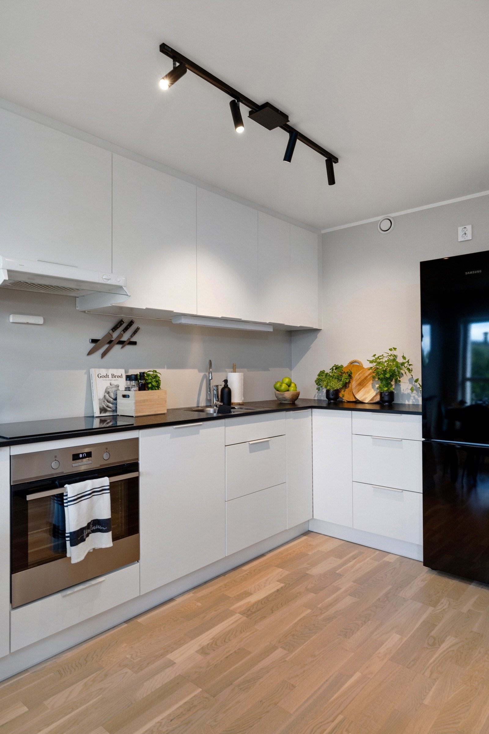 Kjøkkenet er utstyrt med integrerte hvitevarer som oppvaskmaskin, platetopp og stekeovn. Galleribilde