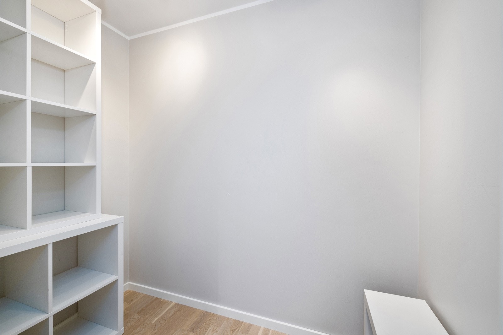 Soverommet har svært gode oppbevaringsmuligheter med plassbygd garderobe og direkte adkomst til romslig walk-in-garderobe. Galleribilde