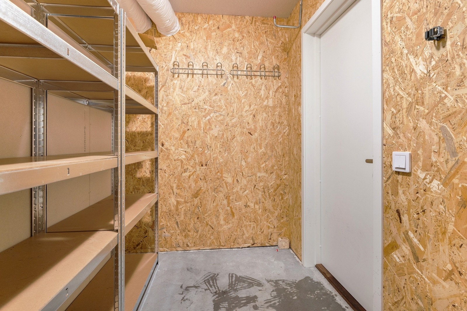 Leiligheten disponerer en romslig bod ved inngangspartiet. Galleribilde