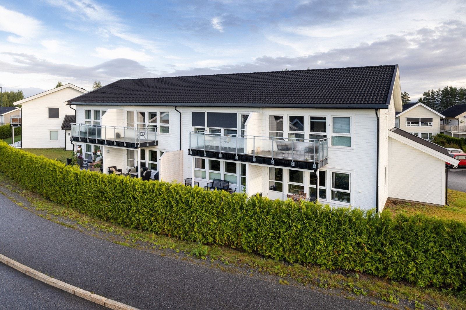 Gangavstand med gangvei til skoler og forretninger i Hønengata. Fine tur- og friluftsområder i nærområdet. Galleribilde