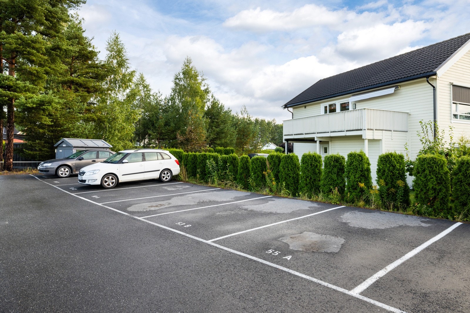 Pent opparbeidet sameie. Parker bilen på asfaltert parkeringsplass. Mulighet for elbillader. Galleribilde