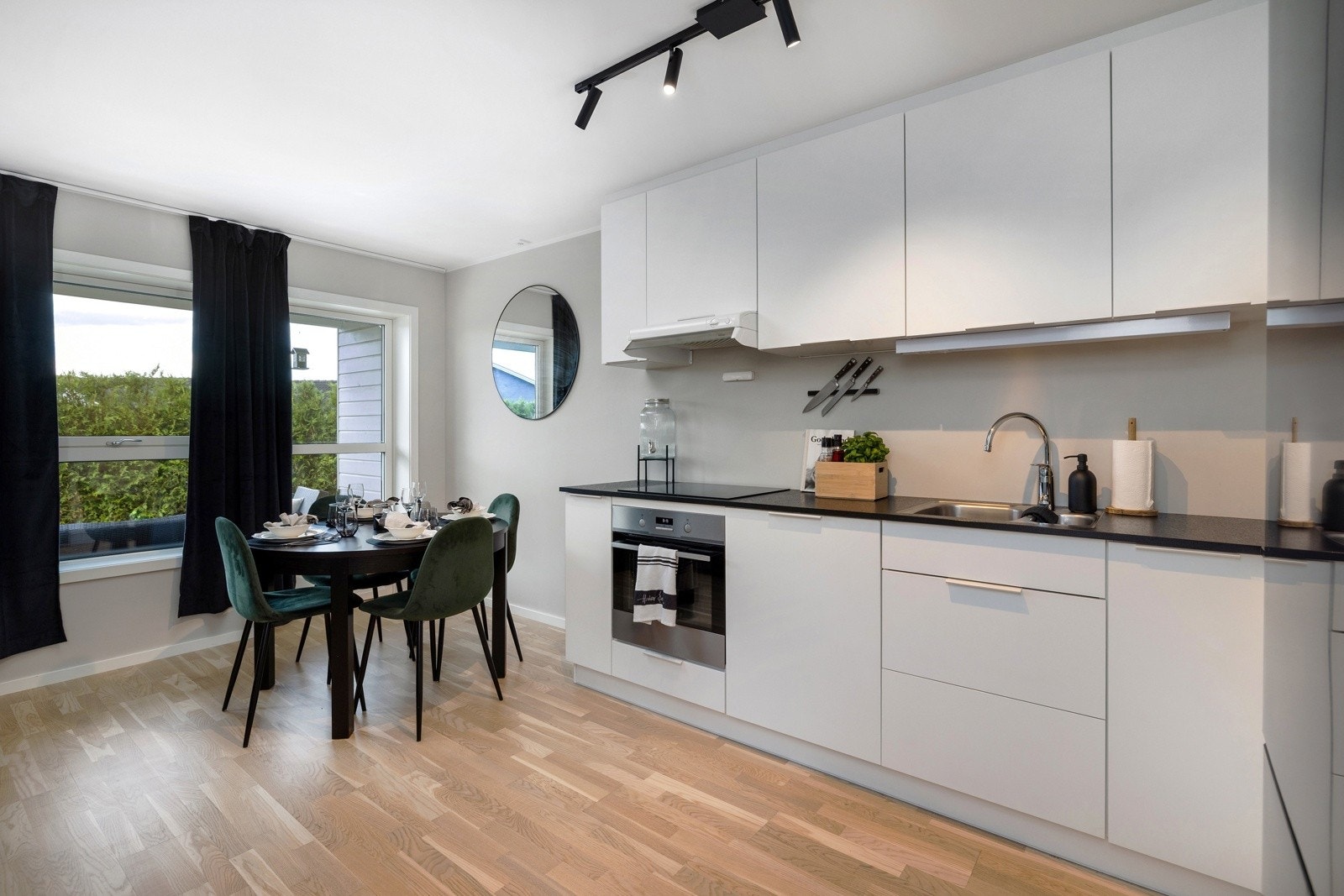 Fra stuen er det utgang til markterrasse med god plass til sittegruppe og grill. Galleribilde