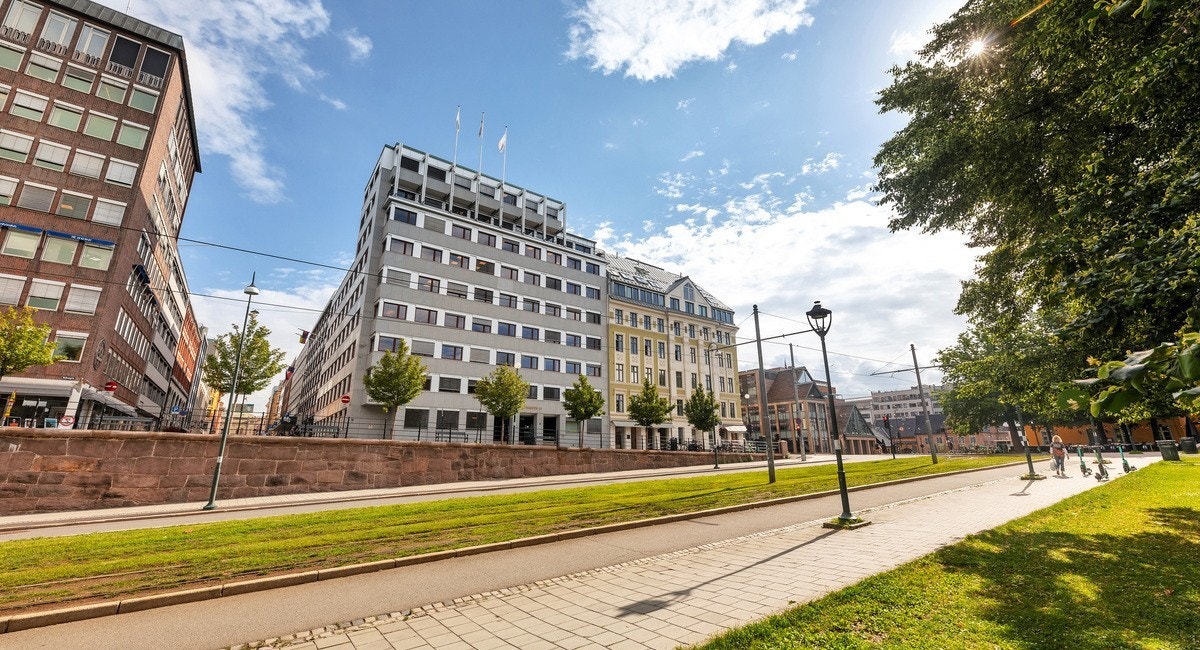 Rådhusgata 23 har en fin beliggenhet med nærhet til Aker Brygge, Nationaltheatret og Karl Johans gate Galleribilde