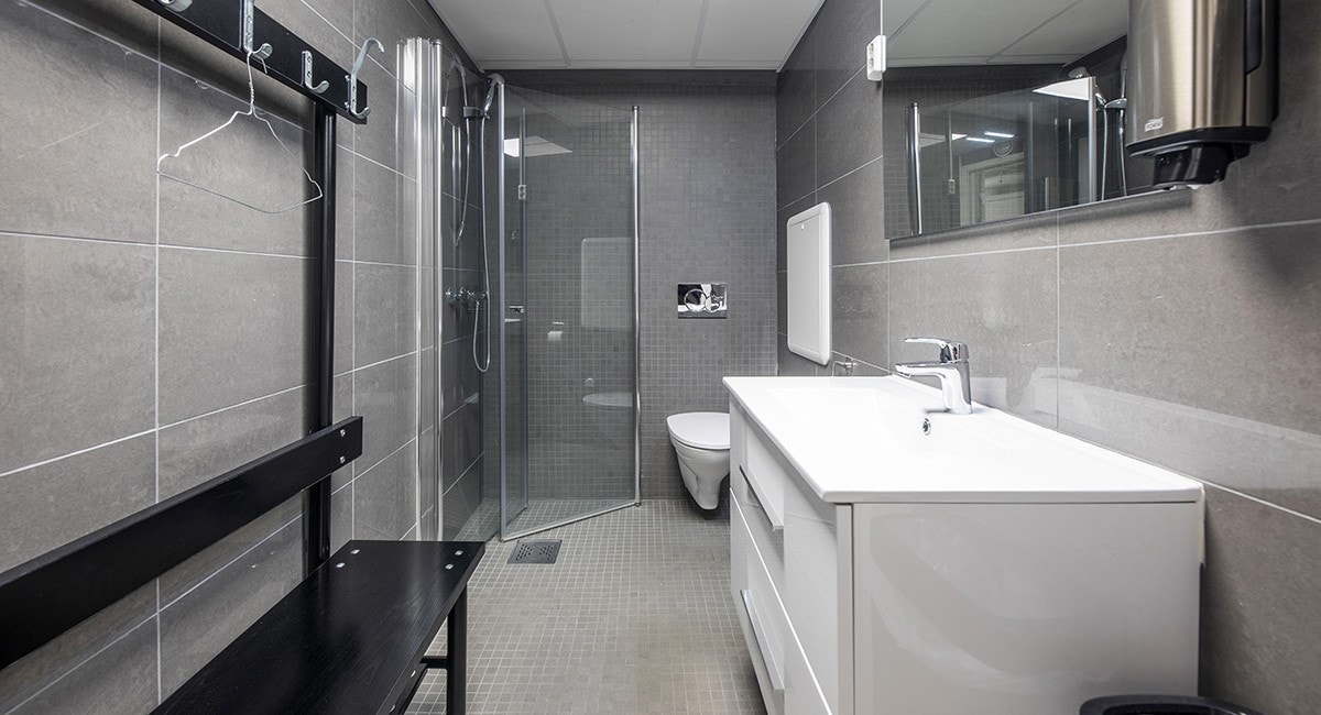 I tillegg til egen dusj i lokalene har leietaker også tilgang til dusj i byggets kjeller Galleribilde