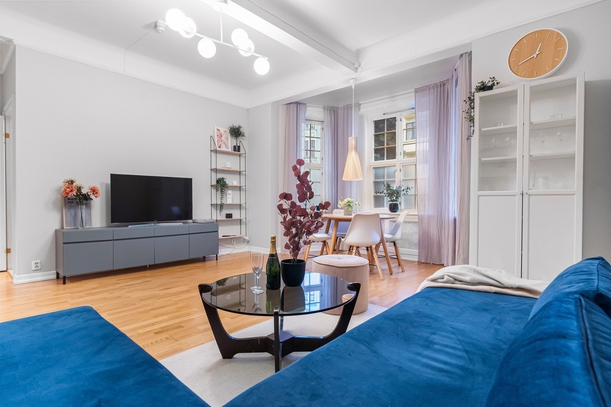 Leiligheten er innredet med egen TV. TV og internett er inkludert i leieprisen. Galleribilde