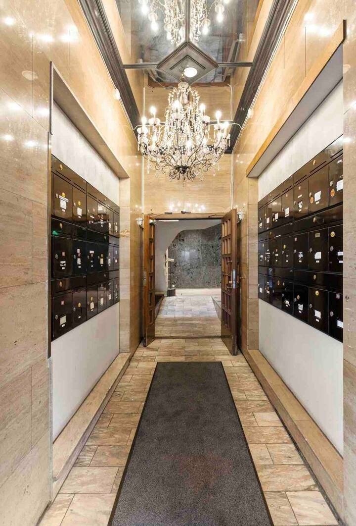 Elegant entré i klassisk stil. Galleribilde