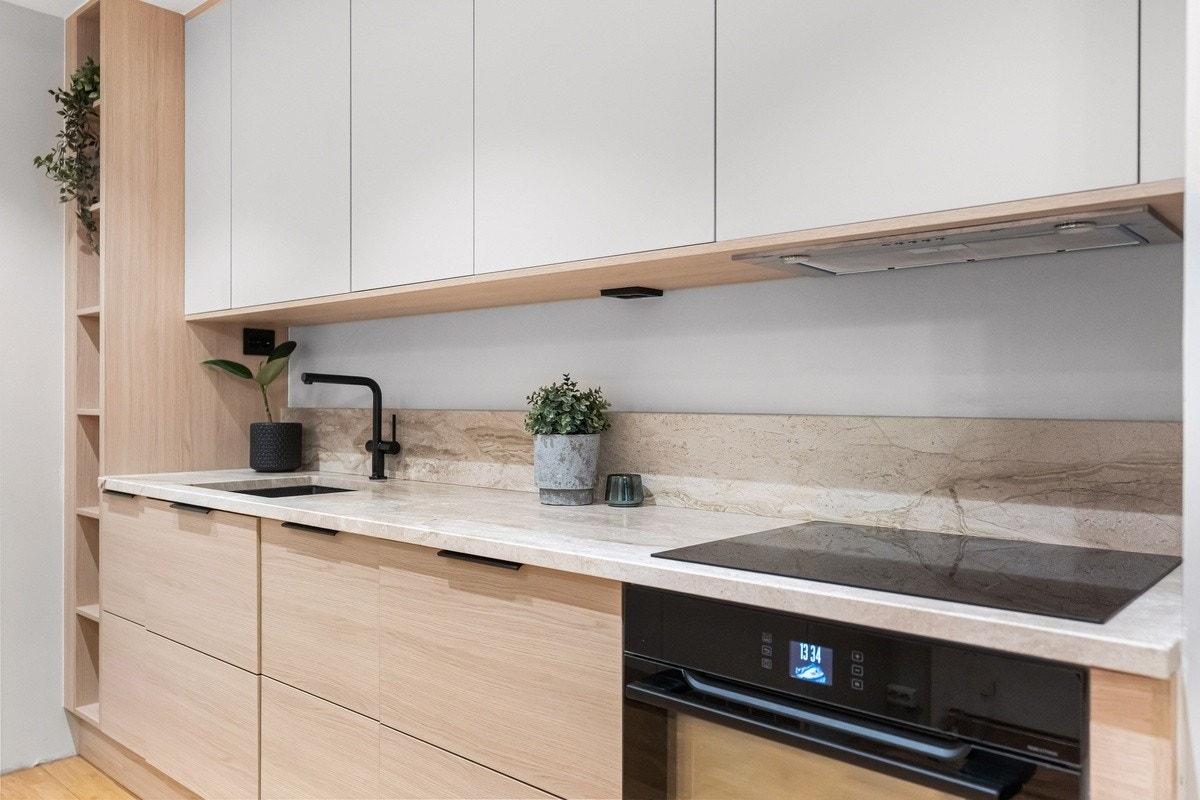 Skandinavisk design som innbyr til gode stunder foran komfyren. Galleribilde