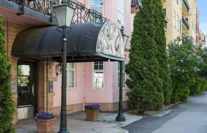 Elegant entré i klassisk stil. Galleribilde