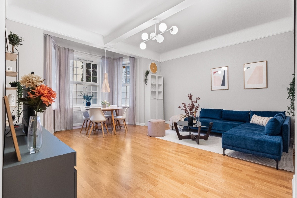 Stilren og romslig stue med god plass til besøk. Spisebordet er plassert i leilighetens egen kanapp. Galleribilde