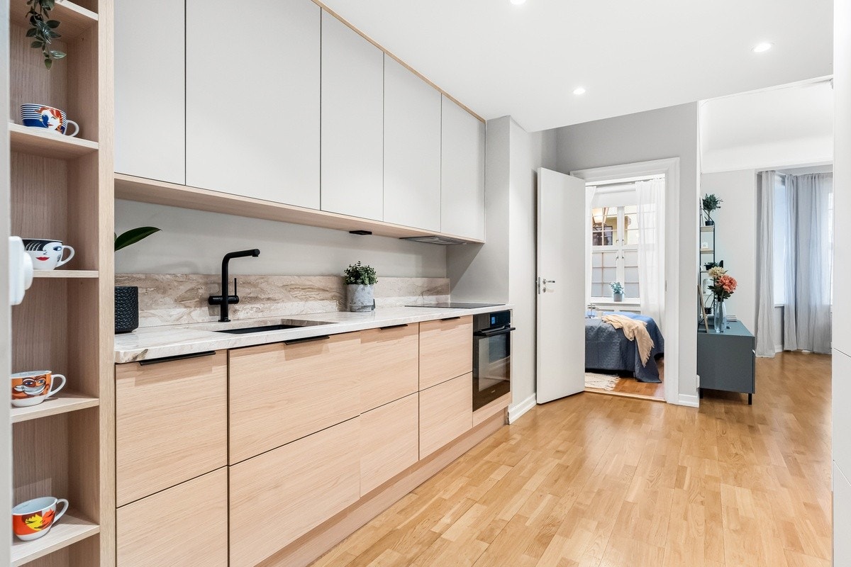 Døren fra kjøkkenet og inn til soverommet. Galleribilde