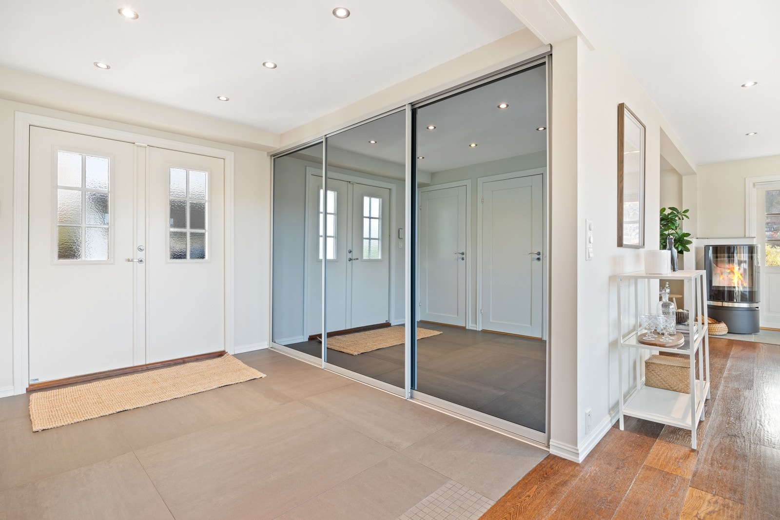 Velkommen inn til stor, flilslagt hall med god garderobeplass Galleribilde