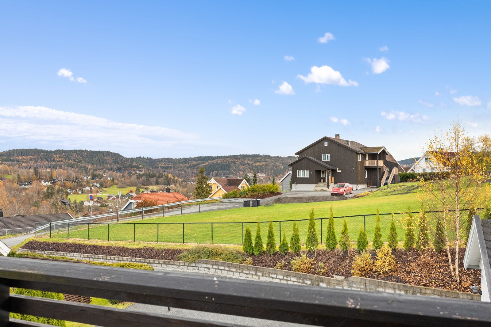 Hyggelig utsikt mot sydøst fra verandaen i 2. etasje Galleribilde