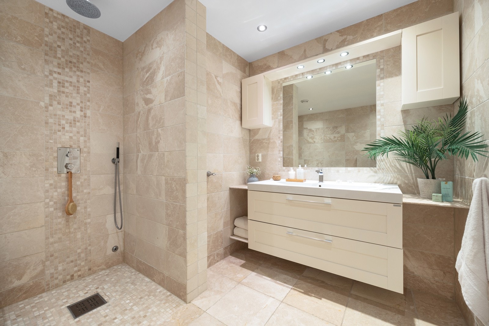 Stort bad i direkte tilknytning til hovedsoverommet i 2. etasje Galleribilde