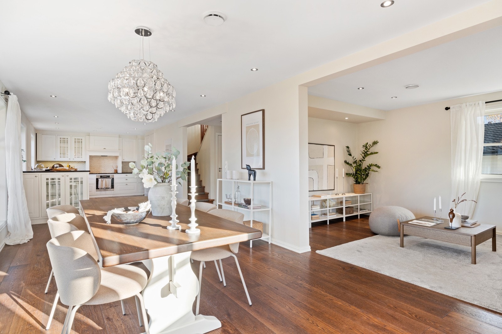 Spisestue og kjøkken i åpen løsning Galleribilde