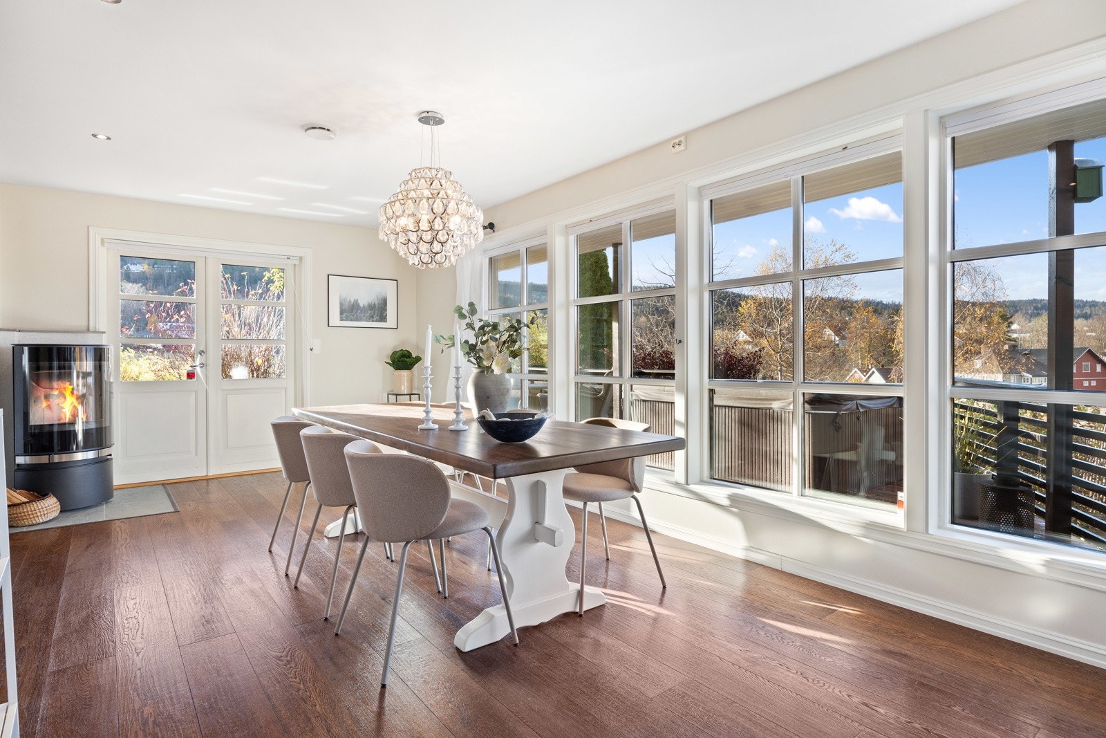 Spisestue og stue med vedovn (ny 2015), store vindusflater og utgang til en solrik og usjenert terrasse med fin utsikt Galleribilde