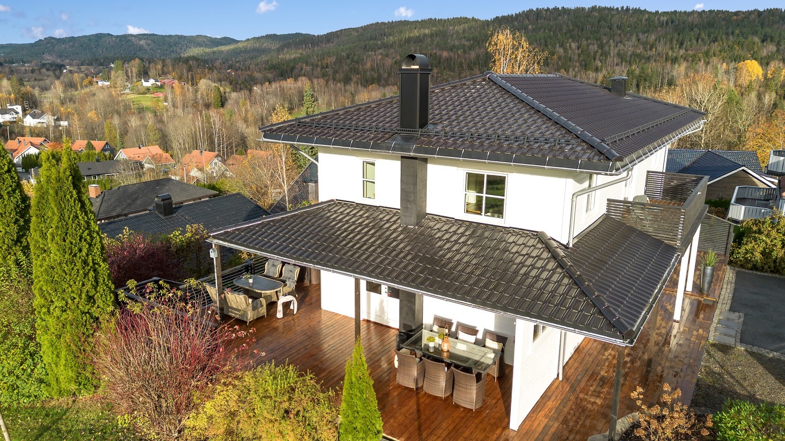 Det opprinnelige huset ble oppført i 1966 over 2 plan, senere ble huset påbygd/ombygd i 2013 med øverste etasje m.m. og samtidig betydelig oppgradert og påkostet med gjennomående moderne standard. Galleribilde