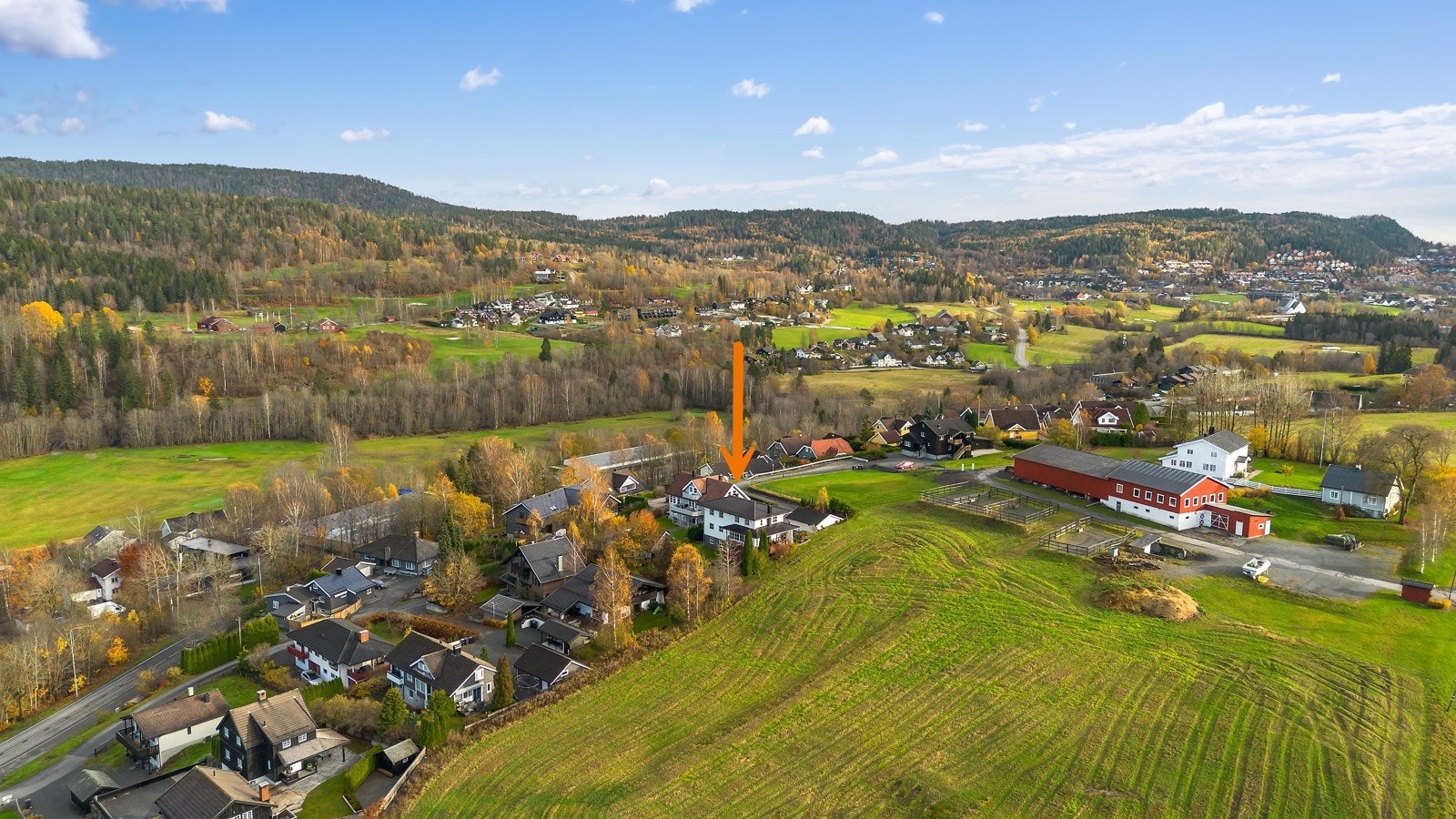 Boligen har en landlig og flott beliggenhet innerst i en liten, fredelig blindvei. Eiendommen grenser til landbruksområder og ligger meget solrikt til på en høyde hvor solen kan nytes fra morgen til kveld - her er det også sol i vinterhalvåret. Galleribilde