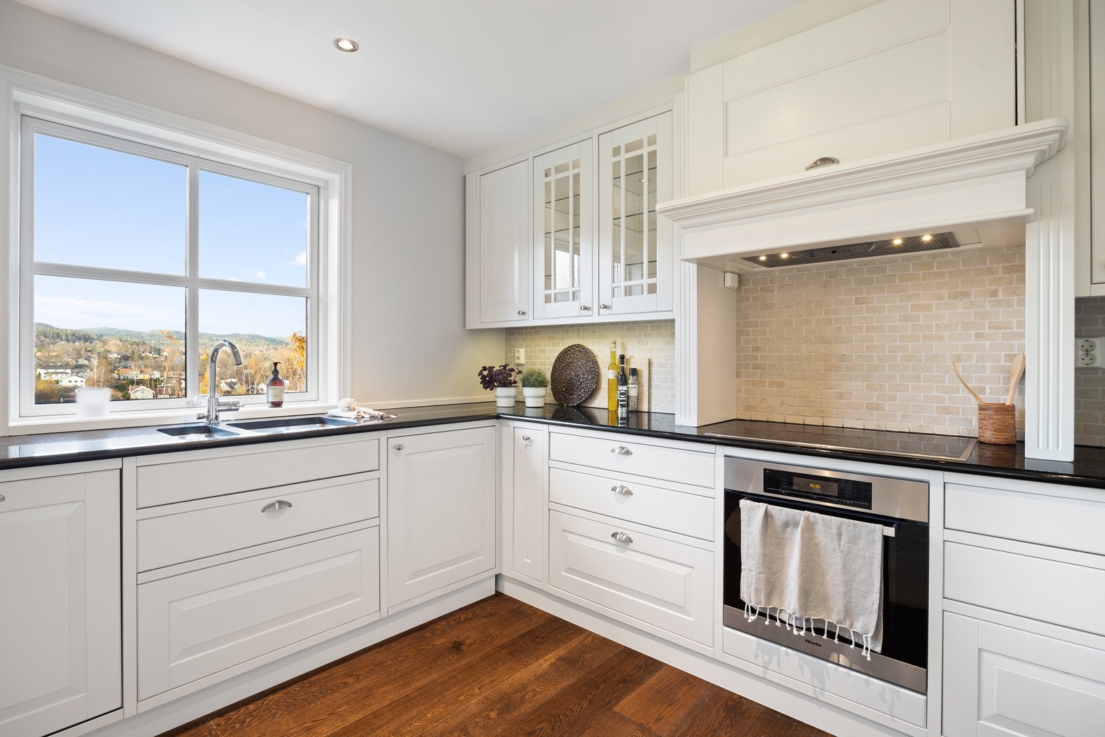 Det er også montert en praktisk sokkelstøvsuger i sokkellisten, tilknyttet husets sentralstøvsuger. Galleribilde