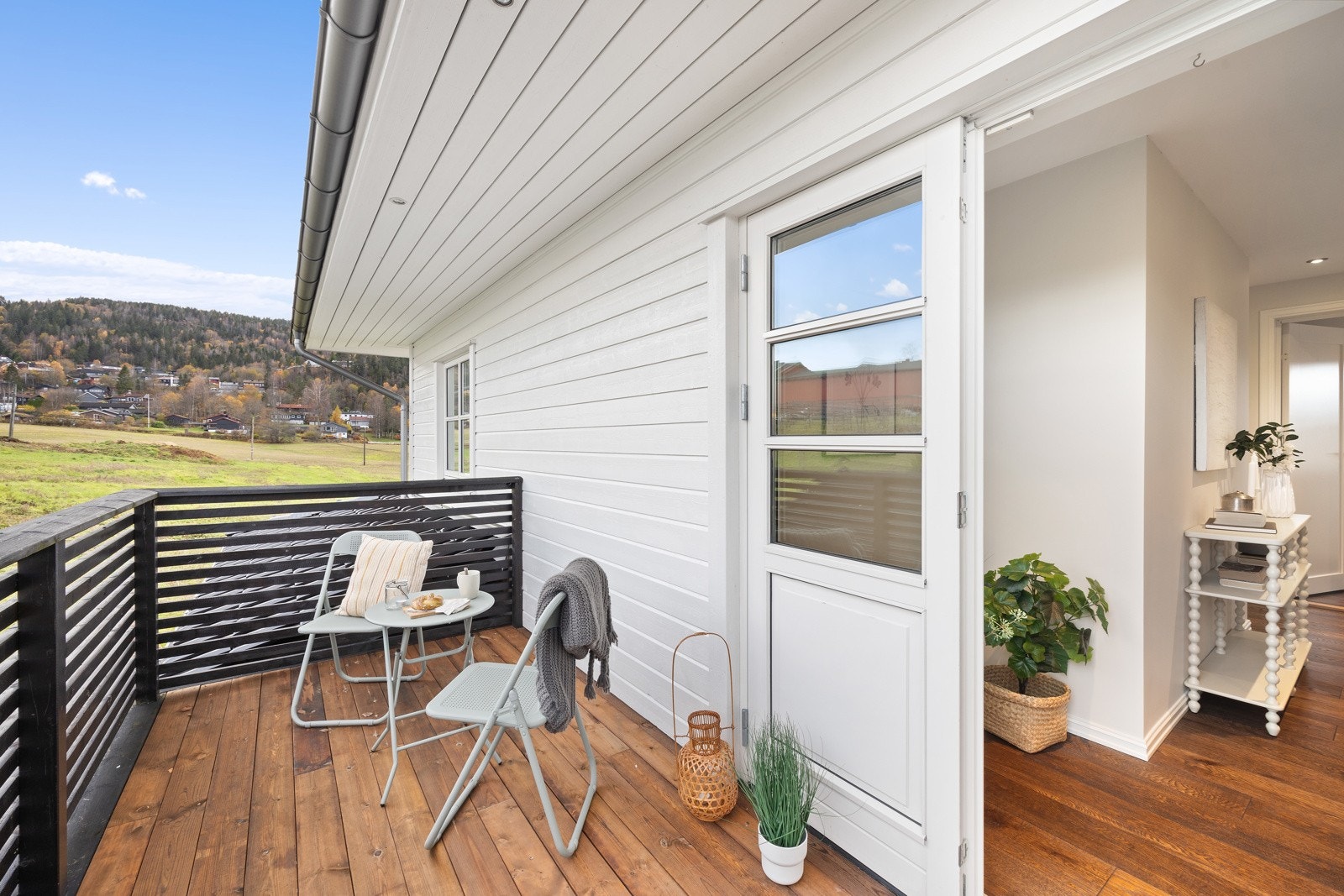 Fra 2. etasje er det utgang til en sydøstvendt veranda over inngangspartiet Galleribilde