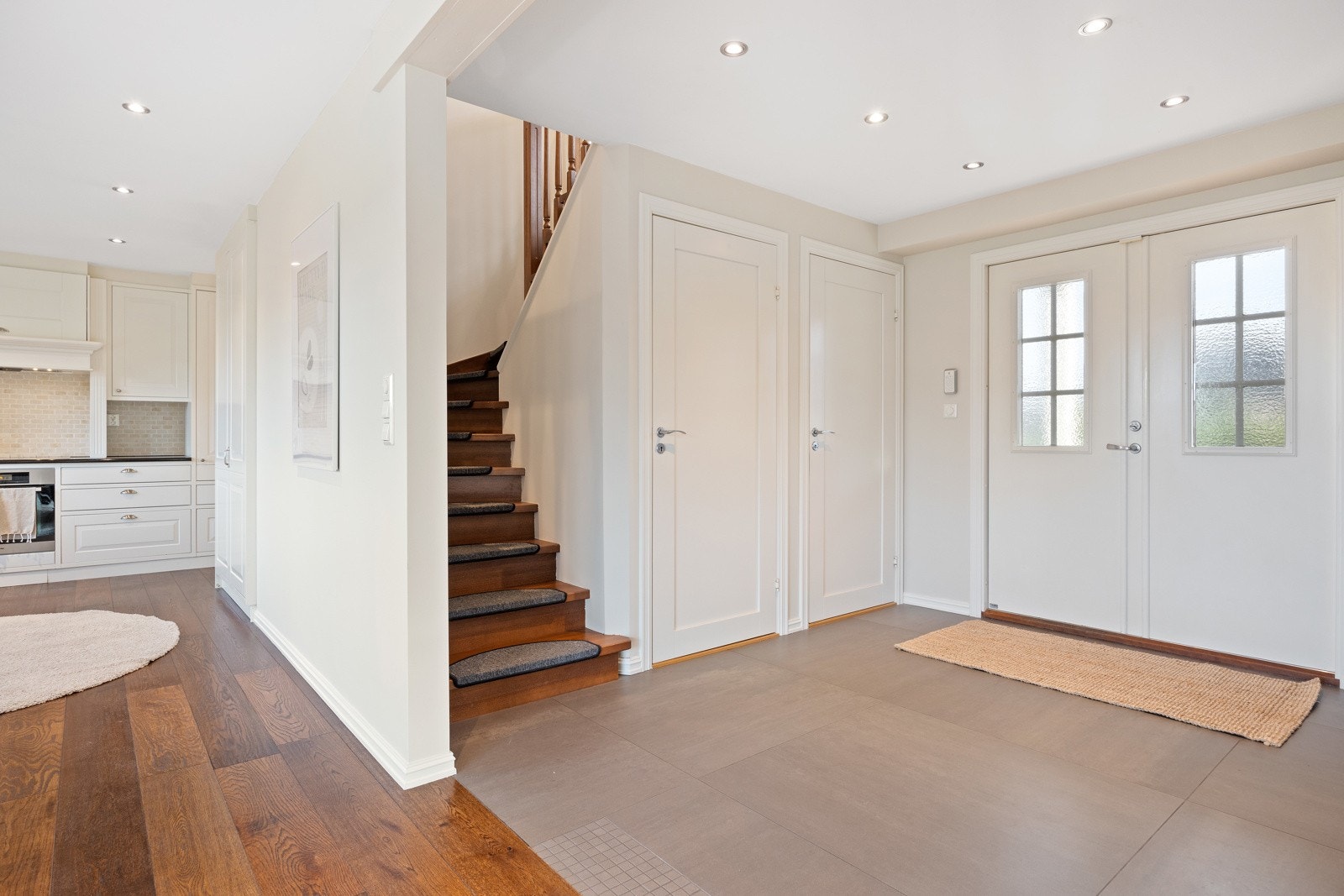 Lunt og behagelig med vannbåren gulvvarme, med energiffektiv løsning tilknyttet luft/væske varmepumpe Galleribilde