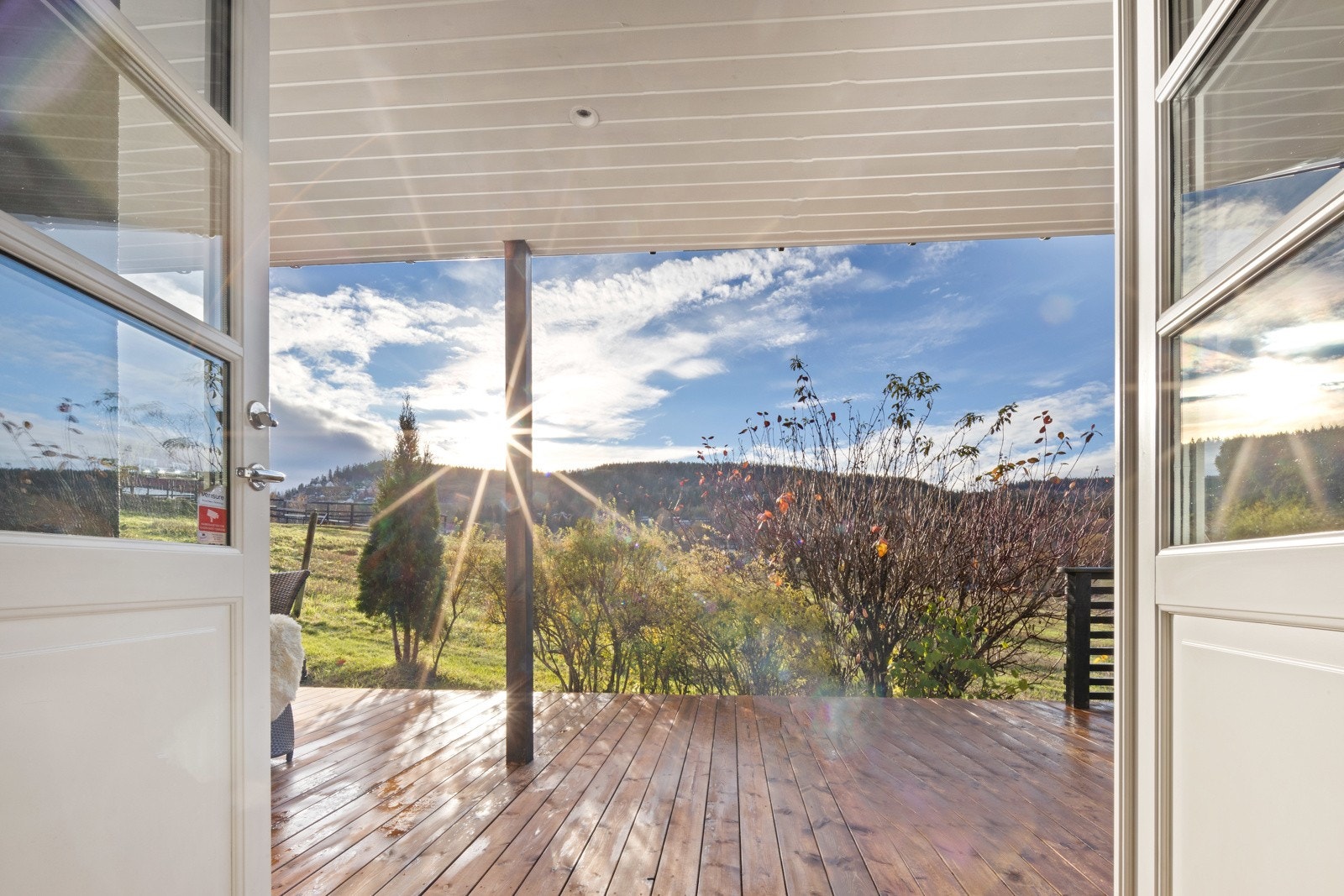 Stor vest- og nordvestvendt terrasse med tilgang fra stuen hvor solen kan nytes langt utover sommerkveldene, helt til den dupper ned over Krokskogen Galleribilde