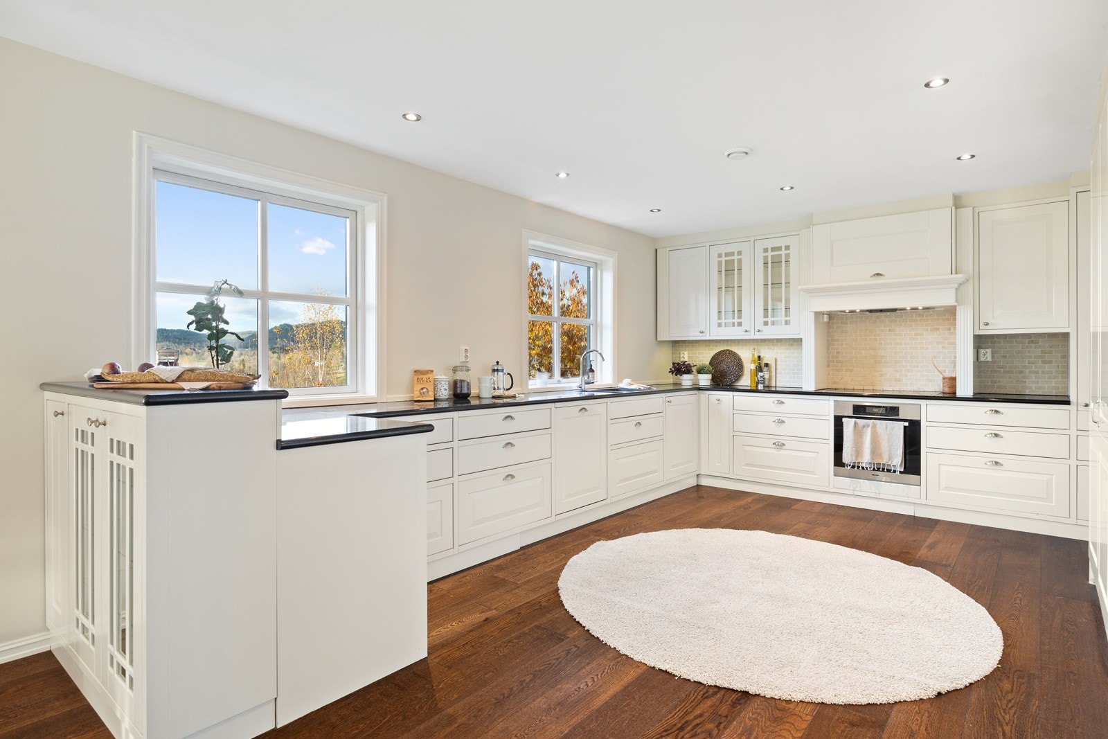 Stort kjøkken med innredning fra 2013, rikelig med skap- og benkeplass Galleribilde