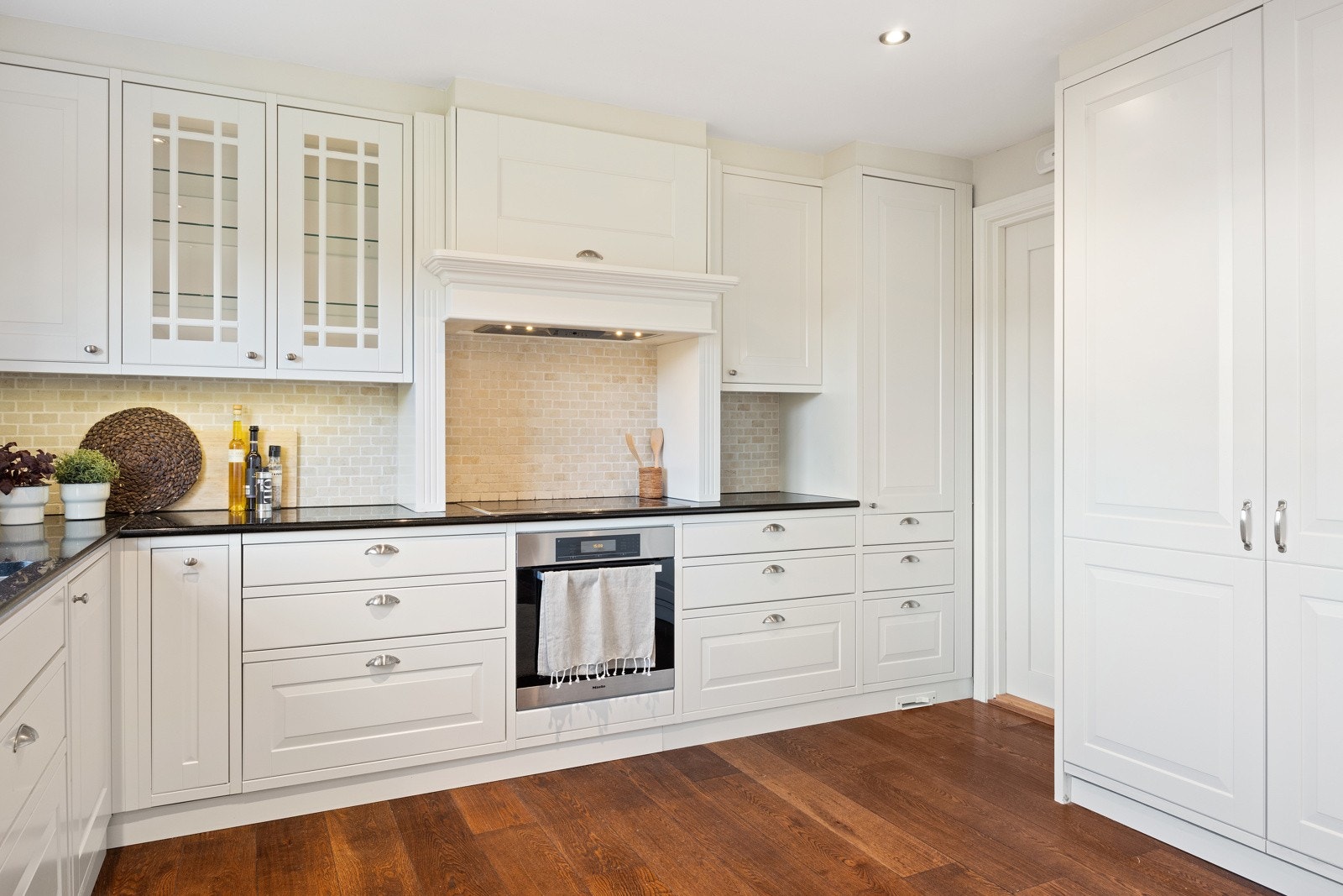 Hvitevarer i innredningen består av oppvaskmaskin, stekeovn, platetopp, kjøleskap og fryseskap samt ventilator over platetoppen med avtrekk ut. Galleribilde