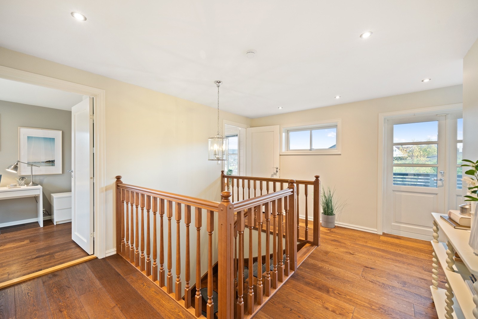 Trapperom og gang i 2. etasje (denne etasjen er nybygg fra 2013) med tilgang til bl.a. 4 soverom, 2 bad og bod. Galleribilde